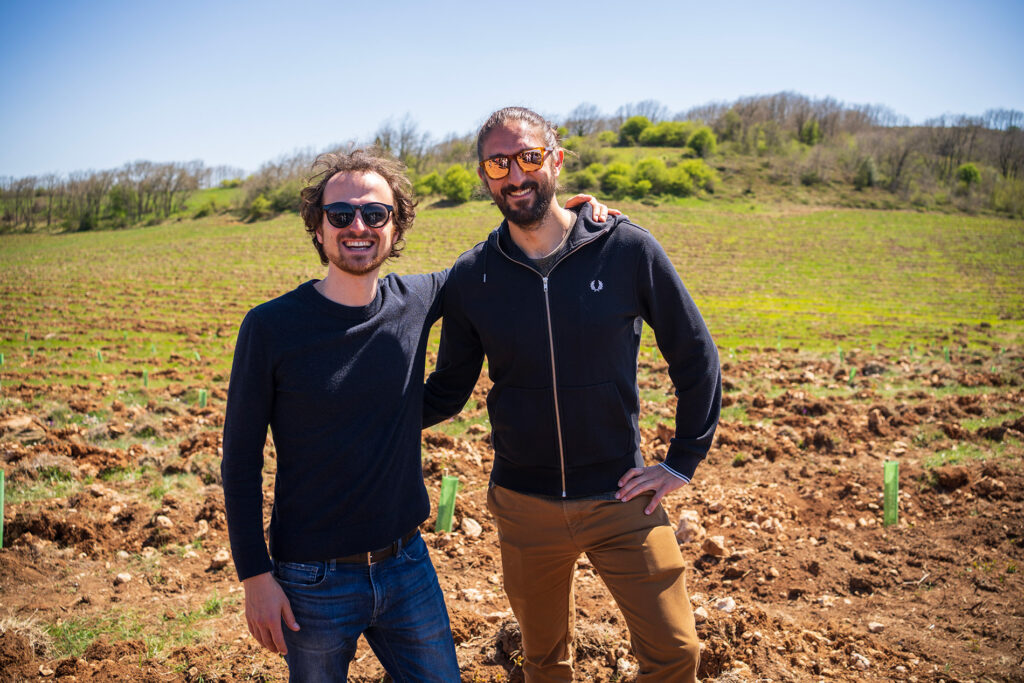 Dos hombres de pie en un campo