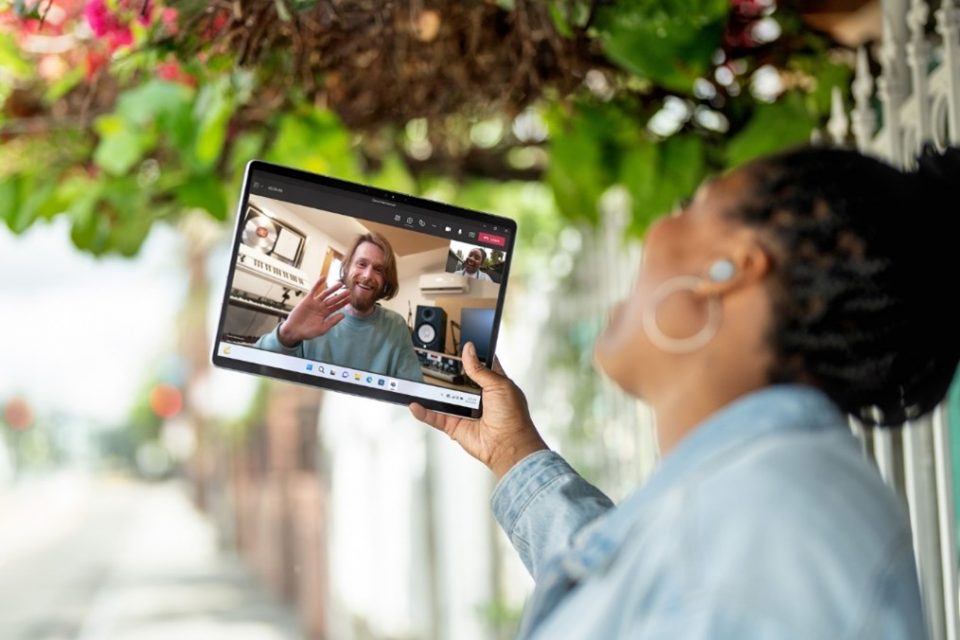 Mujer en videollamada desde una tablet