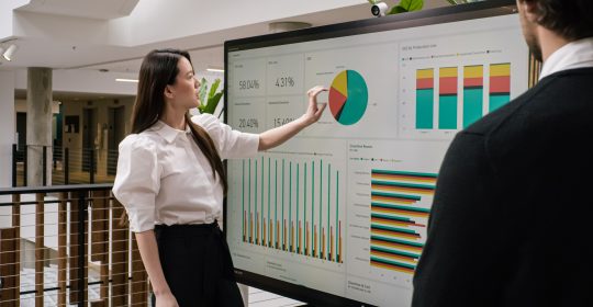 Una mujer apunta algo en una Surface Hub