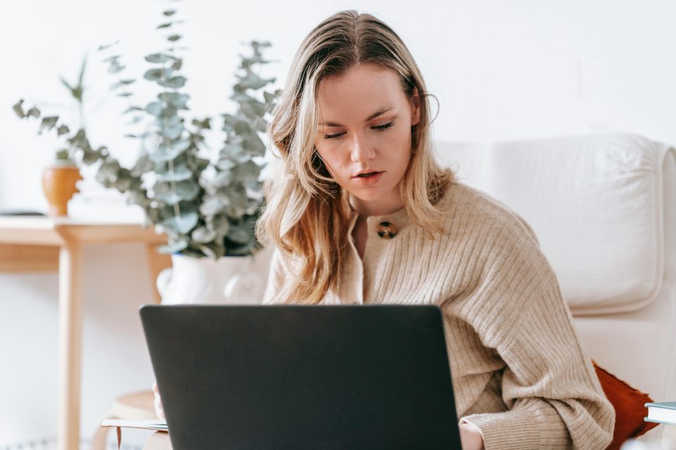 Una mujer trabaja con una laptop