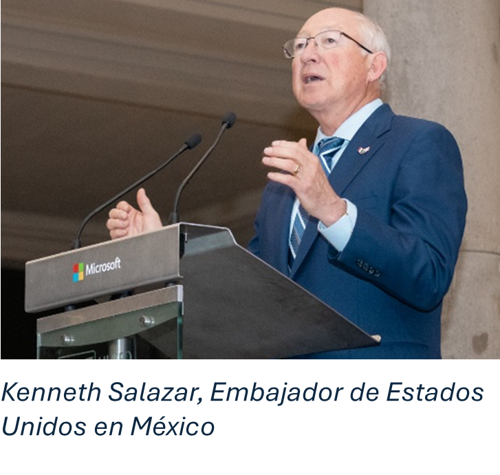 Hombre habla frente a un podio