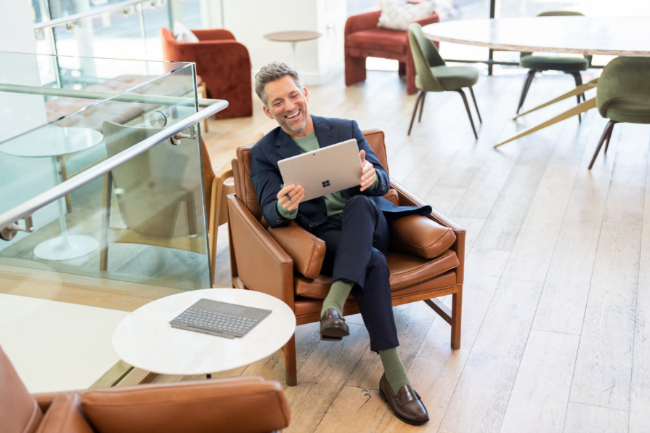 Un hombre en una silla con una laptop