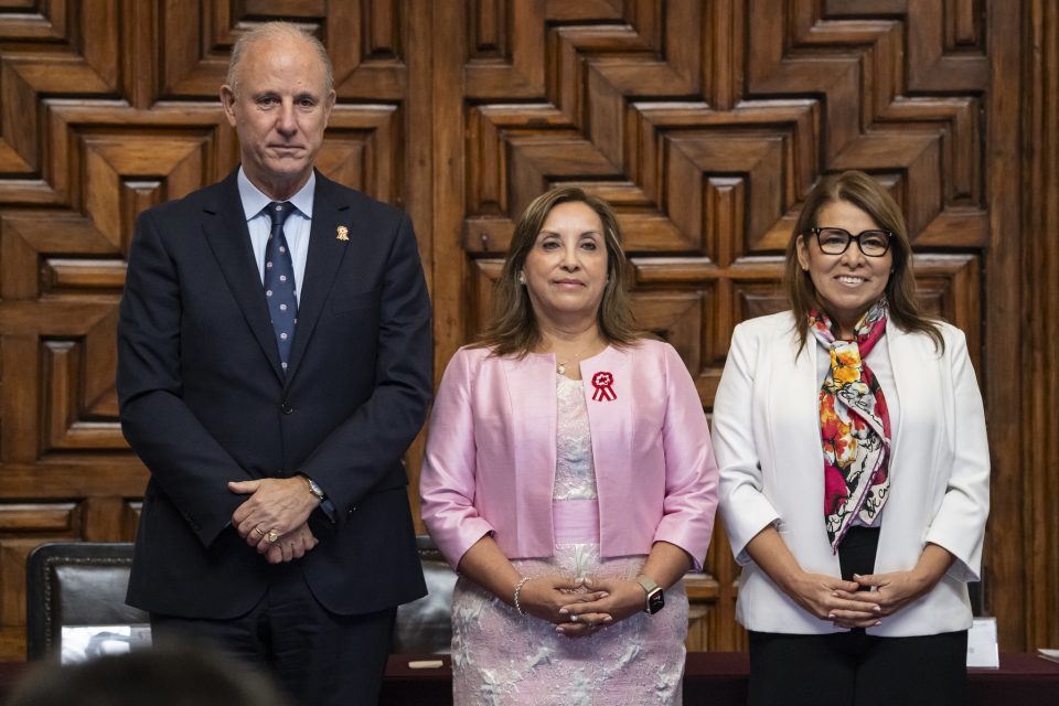 Tres personas posan para una foto