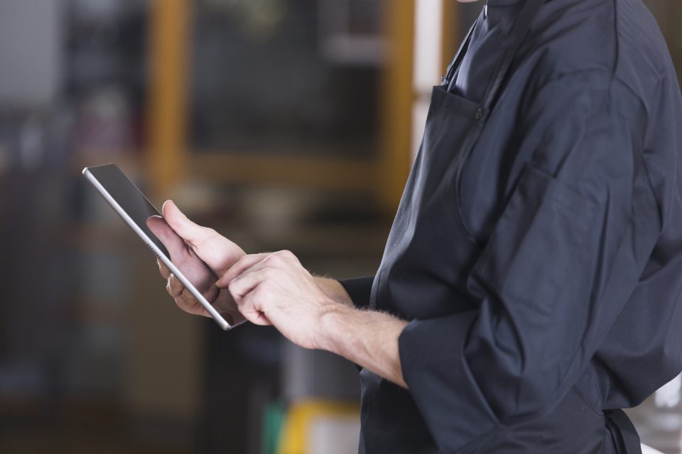 Una persona trabaja con una tablet