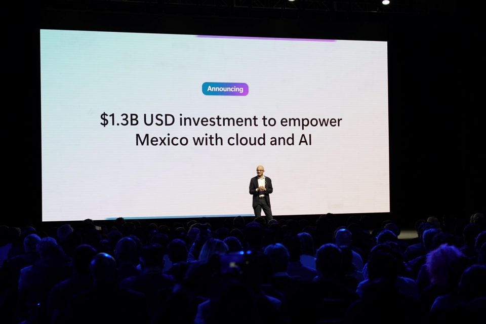 Satya Nadella en el escenario en su conferencia inaugural del Microsoft AI Tour México 2024