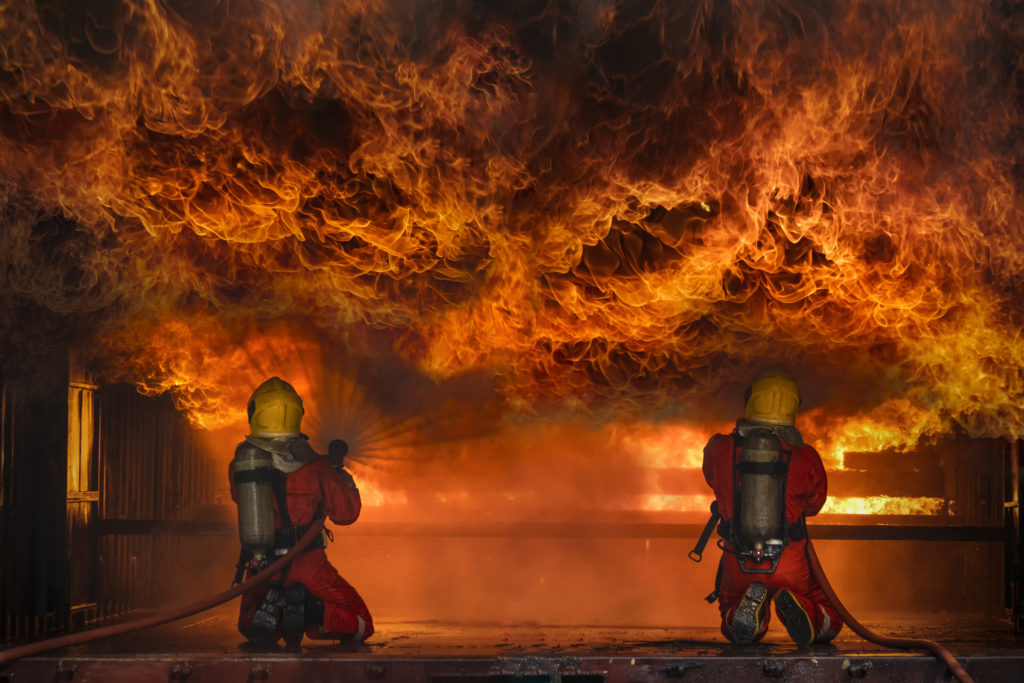 Bombeiros treinados controlam incêndio.