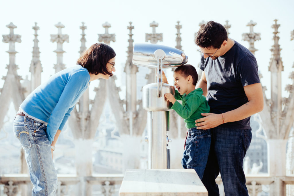 Francesca Fedeli, Roberto D'Angelo e o filho Mario brincam.