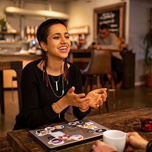 mulher conversando na mesa