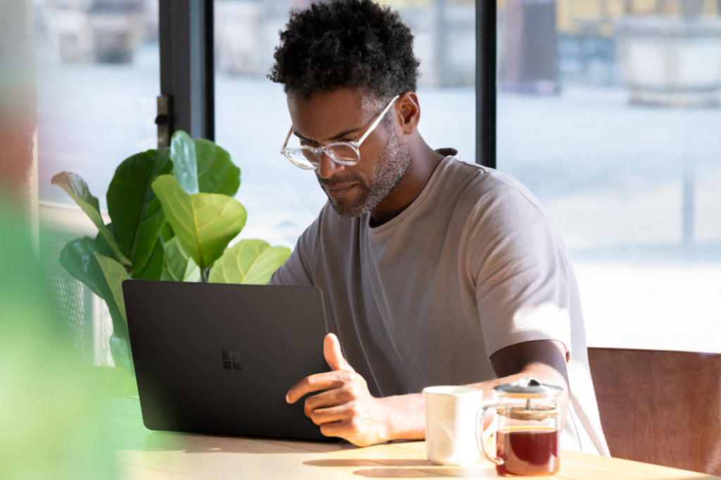 homem com laptop aberto