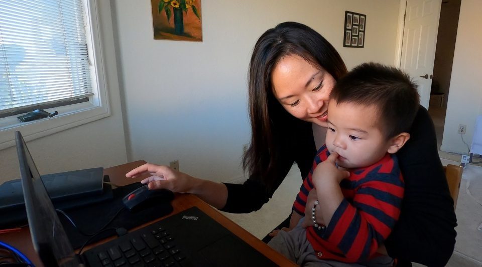 mãe com bebê no colo mexendo no comútador