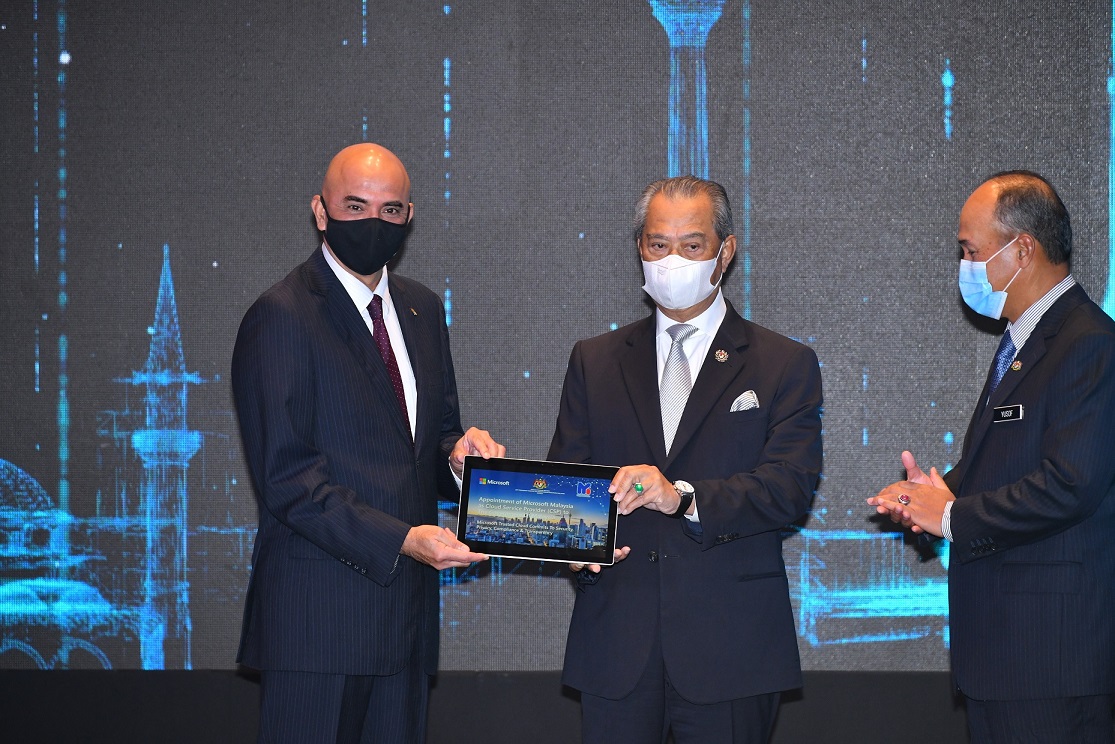 K Raman, Managing Director of Microsoft Malaysia with YAB Tan Sri Muhyiddin Yassin, Prime Minister of Malaysia and YBhg. Datuk Seri Dr. Yusof bin Ismail, Director General, Malaysian Administrative Modernisation and Management Planning Unit (MAMPU) 