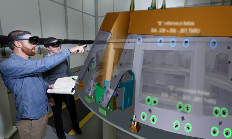 Инженеры в очках Microsoft HoloLens рассматривают макет космического корабля NASA Orion