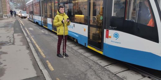 Заглавное фото: Александр Епанешников на улице Москвы.