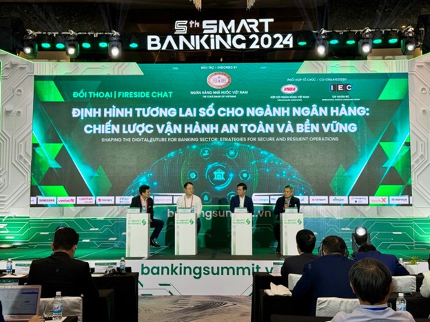 4 speakers on stage at the Smart Banking 2024