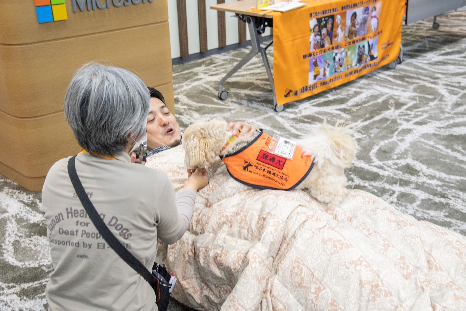 目覚まし時計が鳴り、起こしてくれるシーズーの“のぎた君”。のぎ太君よりも体の大きな聴導犬 (”よし君”) は、ユーザーに負担が無いよう前足でタッチするという