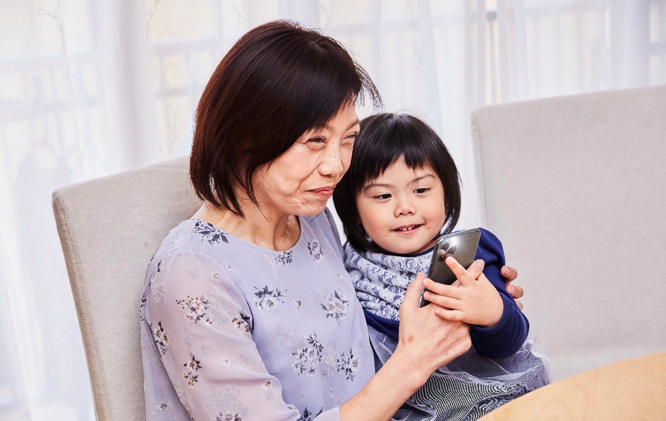 Mutter und kleine Tochter am Tisch