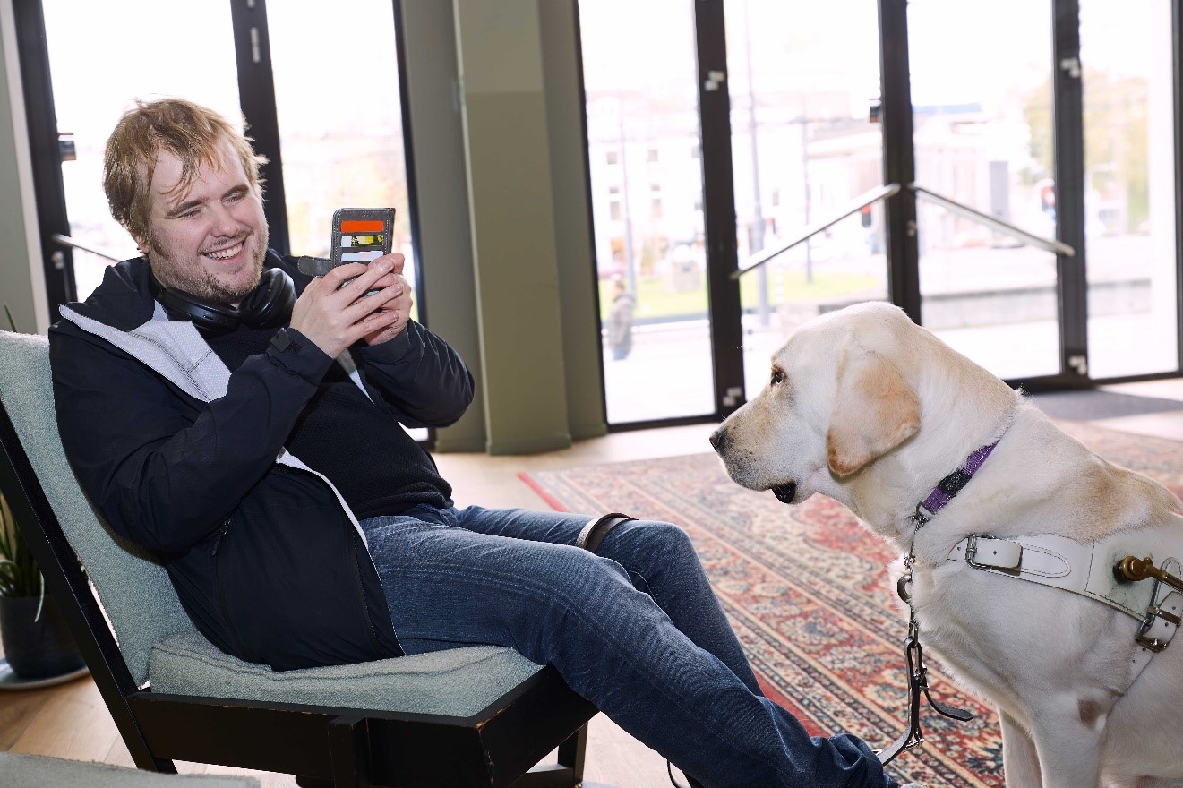 Florian Beijers mit seinem Blindenhund