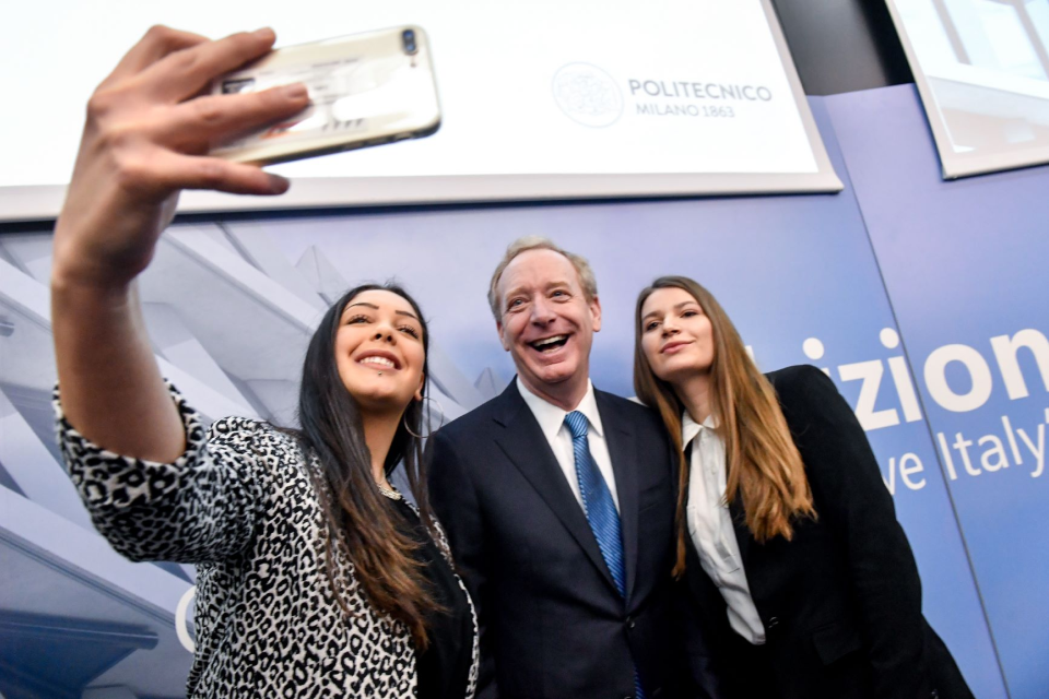 Due ragazze scattano un selfie con Brad Smith