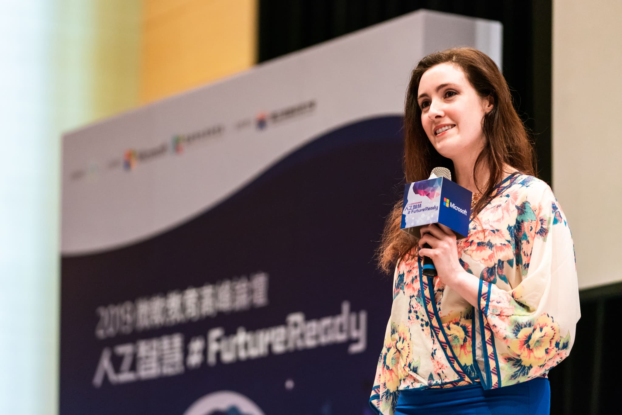 【新聞照片八】美國西雅圖微軟旗艦學校Renton Prep校長Dr. Michelle Zimmerman以其著作「Teaching AI - Exploring New Frontiers for Learning」為題，分享人工智慧到來時教育現場思維的轉換，以及在西雅圖的學校實務導入後，對下一代學習帶來的改變。 - 複製